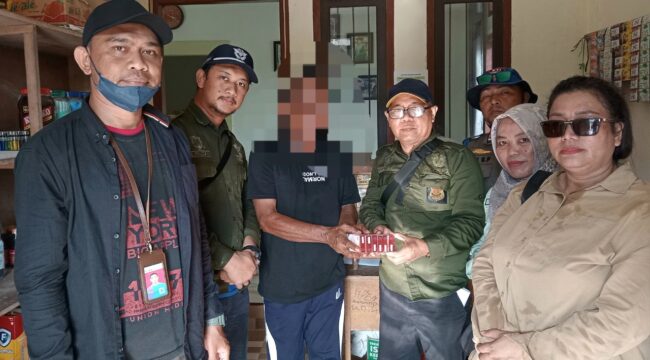 Salah satu pedagang di Bangkurung kedapatan menjual rokok ilegal (Foto : Nomo/ BanggaiTerkini)