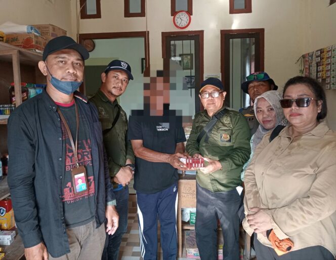 
					Salah satu pedagang di Bangkurung kedapatan menjual rokok ilegal (Foto : Nomo/ BanggaiTerkini)