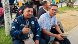 Sekretaris Dinas Kominfo, Fadli Lapene dan Kabid IKP Ratno Makasau ketika melakukan uji coba WiFi gratis di Kawasan Taman Kota Banggai (Foto : Istimewa)
