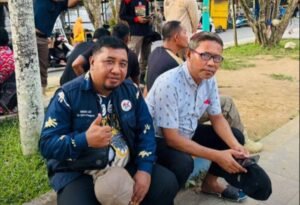 Sekretaris Dinas Kominfo, Fadli Lapene dan Kabid IKP Ratno Makasau ketika melakukan uji coba WiFi gratis di Kawasan Taman Kota Banggai (Foto : Istimewa)