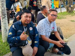 Sekretaris Dinas Kominfo, Fadli Lapene dan Kabid IKP Ratno Makasau ketika melakukan uji coba WiFi gratis di Kawasan Taman Kota Banggai (Foto : Istimewa)