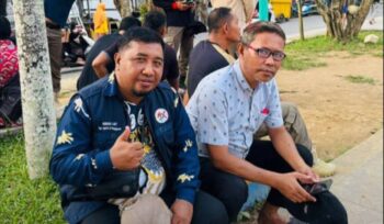 Sekretaris Dinas Kominfo, Fadli Lapene dan Kabid IKP Ratno Makasau ketika melakukan uji coba WiFi gratis di Kawasan Taman Kota Banggai (Foto : Istimewa)