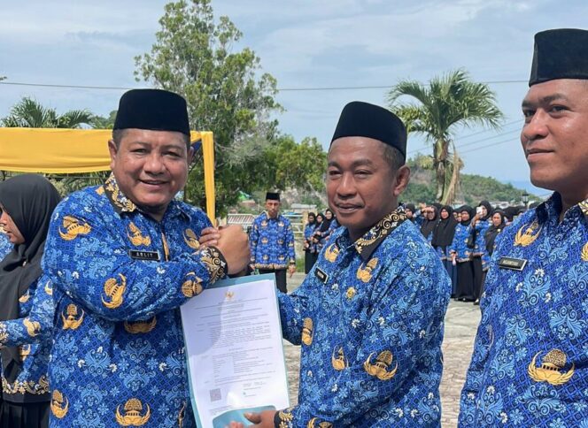 
					Wabup Ablit Serahkan 1.066 orang SK PPPK Paruh Waktu