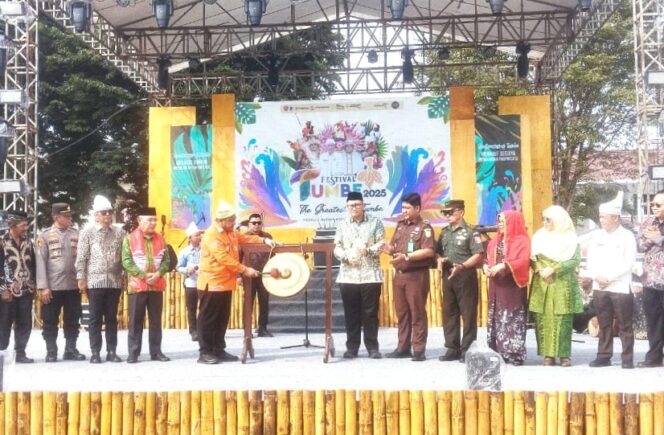 
					Wabup Ablit membuka Festiva Tumbe 2025 (Ist)