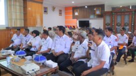 Kepala Bidang Pengaduan dan layanan informasi, Bahris Sudding mempersentasikan Jabat Desa