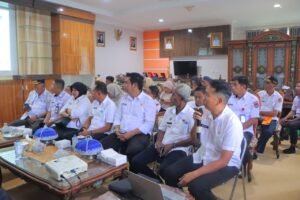 Kepala Bidang Pengaduan dan layanan informasi, Bahris Sudding mempersentasikan Jabat Desa