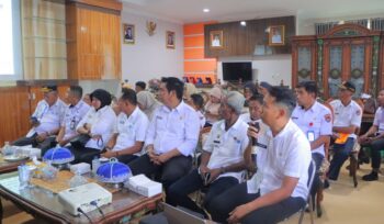 Kepala Bidang Pengaduan dan layanan informasi, Bahris Sudding mempersentasikan Jabat Desa
