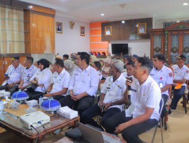 Kepala Bidang Pengaduan dan layanan informasi, Bahris Sudding mempersentasikan Jabat Desa