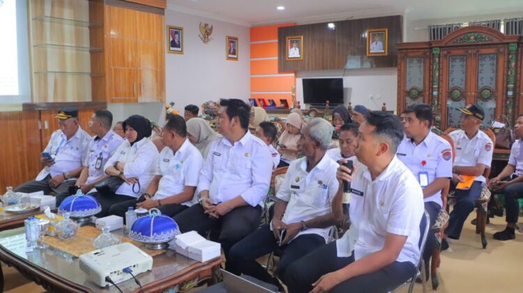 Kepala Bidang Pengaduan dan layanan informasi, Bahris Sudding mempersentasikan Jabat Desa