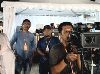 Sekretaris Dinas Kominfo, Fadli Lapene dan Kabid IKP Ratno Makasau memastikan Live Streaming Festival Tumbe (Foto : Istimewa)