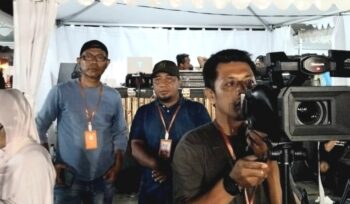 Sekretaris Dinas Kominfo, Fadli Lapene dan Kabid IKP Ratno Makasau memastikan Live Streaming Festival Tumbe (Foto : Istimewa)