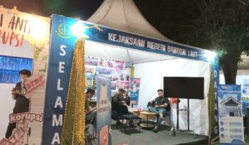 Booth Kejaksaan Negeri Banggai Laut di Festival Tumbe, melalui booth ini kejaksaan siap melayana aduan masyarakat terkait hukum dan konsultasi permasalahan hukum (Foto : Nomo/BanggaiTerkini)