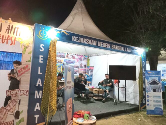 
					Booth Kejaksaan Negeri Banggai Laut di Festival Tumbe, melalui booth ini kejaksaan siap melayana aduan masyarakat terkait hukum dan konsultasi permasalahan hukum (Foto : Nomo/BanggaiTerkini)