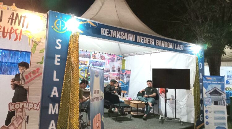 Booth Kejaksaan Negeri Banggai Laut di Festival Tumbe, melalui booth ini kejaksaan siap melayana aduan masyarakat terkait hukum dan konsultasi permasalahan hukum (Foto : Nomo/BanggaiTerkini)