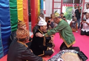 Prosesi pengukuhan Tomundo Banggai di Keraton Banggai (Foto : Nomo/ BanggaiTerkini)