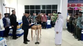 Bupati Sofyan Kaepa melantik Pj Camat Banggai (Foto : Nomo/BanggaiTerkini)