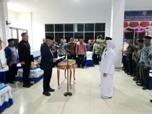 Bupati Sofyan Kaepa melantik Pj Camat Banggai (Foto : Nomo/BanggaiTerkini)