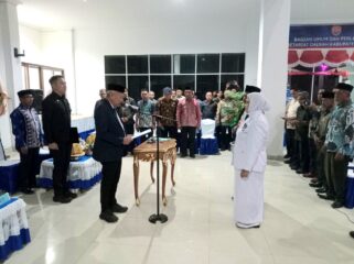 Bupati Sofyan Kaepa melantik Pj Camat Banggai (Foto : Nomo/BanggaiTerkini)