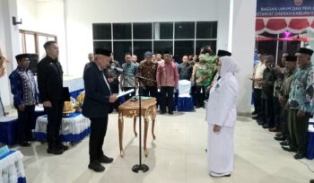 Bupati Sofyan Kaepa melantik Pj Camat Banggai (Foto : Nomo/BanggaiTerkini)