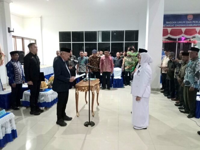 
					Bupati Sofyan Kaepa melantik Pj Camat Banggai (Foto : Nomo/BanggaiTerkini)