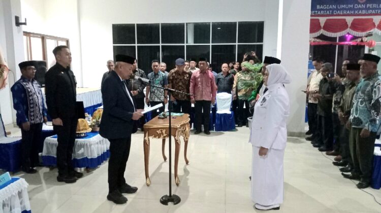 Bupati Sofyan Kaepa melantik Pj Camat Banggai (Foto : Nomo/BanggaiTerkini)
