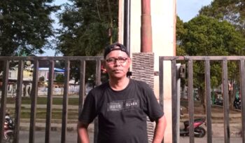 Sekretaris Dinas Kominfo Fadli Lapene usai turun langsung memantau video tron di Taman Kota, (Foto : Nomo/BanggaiTerkini)