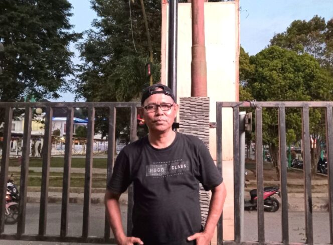 
					Sekretaris Dinas Kominfo Fadli Lapene usai turun langsung memantau video tron di Taman Kota, (Foto : Nomo/BanggaiTerkini)