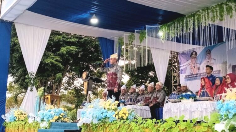 Gubernur Anwar Hafid bertindak sebagai Inspektur Upacara pada Peringatan HUT Kabupaten Banggai Laut ke-13 (Foto : Nomo/BanggaiTerkini)
