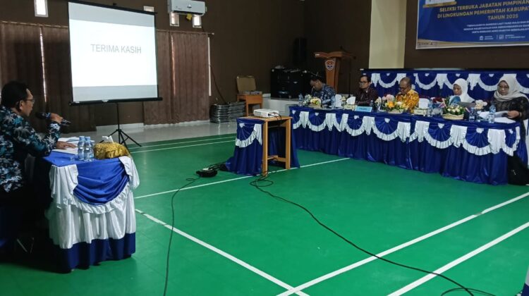 Prosesi seleksi wawancara dan presentasi makalah pada seleksi JPT Pratama eselon II.b (Foto : Ist)
