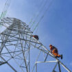 Ilustrasi - pekerja melakukan pemeliharaan transmisi jaringan kabel Saluran Udara Tegangan Tinggi (SUTT) ANTARA FOTO/ Ahmad Subaidi/NZ