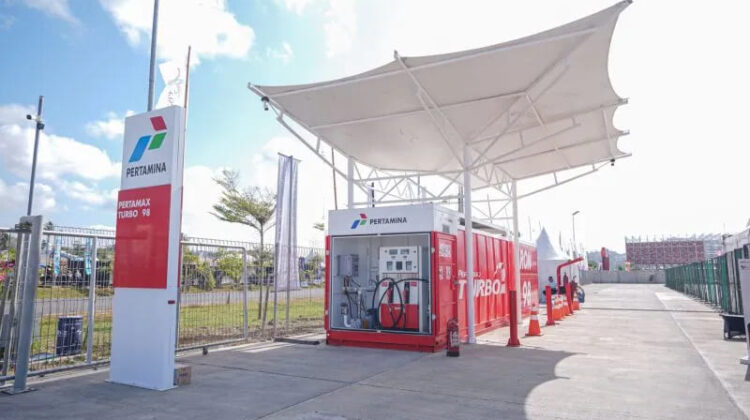  Ilustrasi layanan BBM jenis Pertamax Turbo hadir di SPBU modular area Pertamina Mandalika International Circuit, Lombok, NTB, 
