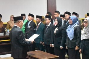 Bupati Rusli melakukan pelantikan (Ist)