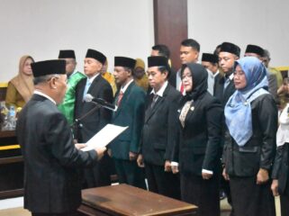 Bupati Rusli melakukan pelantikan (Ist)