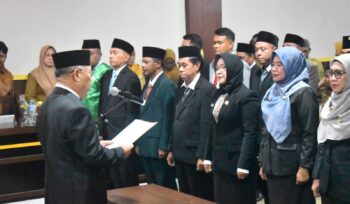 Bupati Rusli melakukan pelantikan (Ist)