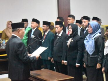 Bupati Rusli melakukan pelantikan (Ist)