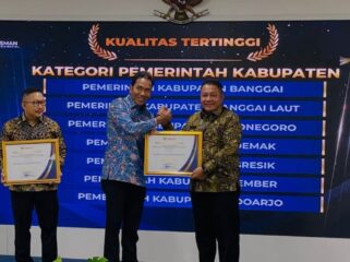 Wabup Ablit menerima penghargaan dari Ombudsman RI (tangkapan layar)