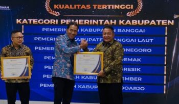 Wabup Ablit menerima penghargaan dari Ombudsman RI (tangkapan layar)