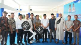 Gubernur Sulawesi Tengah Anwar Hafid menyerahkan 12 unit mobil ambulans kepada sejumlah rumah ibadah dan yayasan keagamaan di Sulawesi Tengah