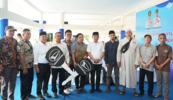 Gubernur Sulawesi Tengah Anwar Hafid menyerahkan 12 unit mobil ambulans kepada sejumlah rumah ibadah dan yayasan keagamaan di Sulawesi Tengah