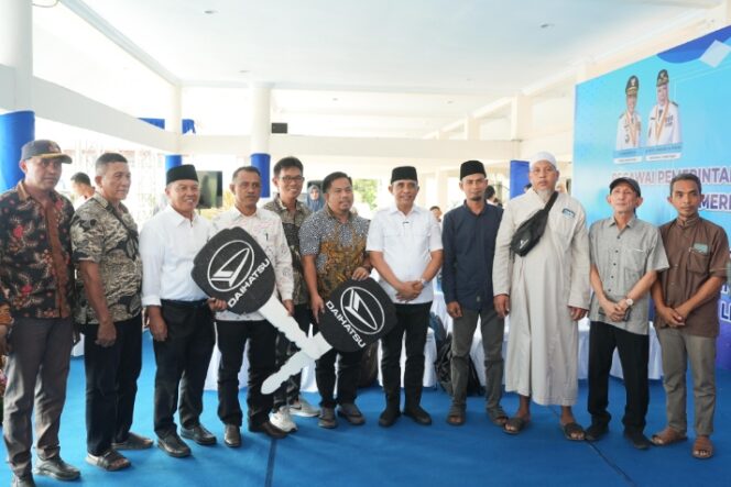 
					Gubernur Sulawesi Tengah Anwar Hafid menyerahkan 12 unit mobil ambulans kepada sejumlah rumah ibadah dan yayasan keagamaan di Sulawesi Tengah