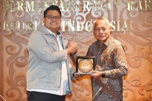 Wakil Ketua Majelis Permusyawaratan Rakyat Republik Indonesia (MPR RI), A.M Akbar Supratman bersama Bupati Sofyan Kaepa (Ist)