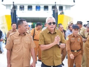 Bupati Banggai Laut Sofyan Kaepa, tiba di Pelabuhan Fery Paisu Lamo, Labobo (Ist)