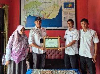 Kepala Dinas Lingkungan Hidup, Steven W. Musa menyerahkan piagam penghargaan PROIKLIM di desa Matanga, Banggai Selatan (Ist)