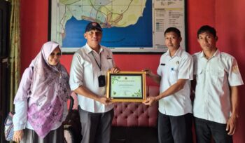 Kepala Dinas Lingkungan Hidup, Steven W. Musa menyerahkan piagam penghargaan PROIKLIM di desa Matanga, Banggai Selatan (Ist)