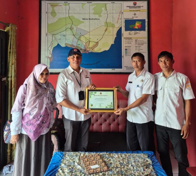 
					Kepala Dinas Lingkungan Hidup, Steven W. Musa menyerahkan piagam penghargaan PROIKLIM di desa Matanga, Banggai Selatan (Ist)