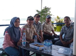 Anggota DPRD Banggai Laut ikut launching perdana Feri KMP Teluk Tolo rute Banggai-Paisu Lamo-Dungkean (Foto : Nomo/BanggaiTerkini)