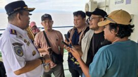 Kepala BPTD (Balai Pengelola Transportasi Darat) Kelas II Sulawesi Tengah Mangasi Sinaga diwawancarai awak media diatas Feri KMP Teluk Tolo pada lauching perdana penyebrangan Banggai-Paisu Lamo-Dungkean (Foto : Istimewa)