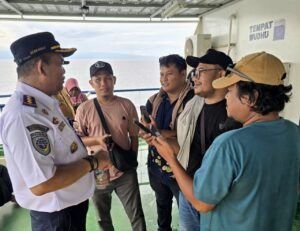 Kepala BPTD (Balai Pengelola Transportasi Darat) Kelas II Sulawesi Tengah Mangasi Sinaga diwawancarai awak media diatas Feri KMP Teluk Tolo pada lauching perdana penyebrangan Banggai-Paisu Lamo-Dungkean (Foto : Istimewa)