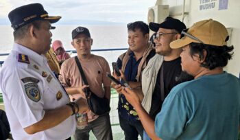 Kepala BPTD (Balai Pengelola Transportasi Darat) Kelas II Sulawesi Tengah Mangasi Sinaga diwawancarai awak media diatas Feri KMP Teluk Tolo pada lauching perdana penyebrangan Banggai-Paisu Lamo-Dungkean (Foto : Istimewa)