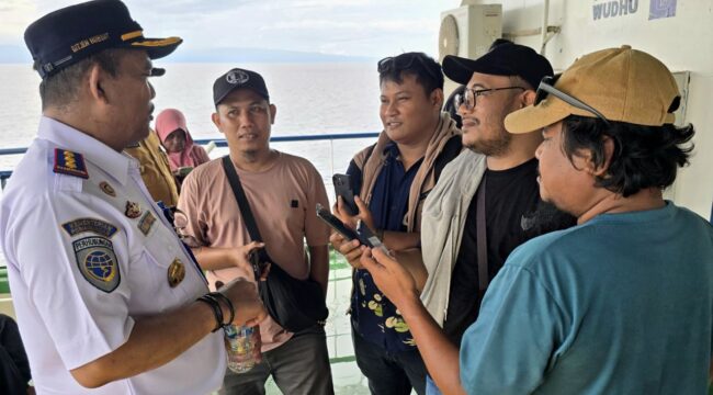 Kepala BPTD (Balai Pengelola Transportasi Darat) Kelas II Sulawesi Tengah Mangasi Sinaga diwawancarai awak media diatas Feri KMP Teluk Tolo pada lauching perdana penyebrangan Banggai-Paisu Lamo-Dungkean (Foto : Istimewa)